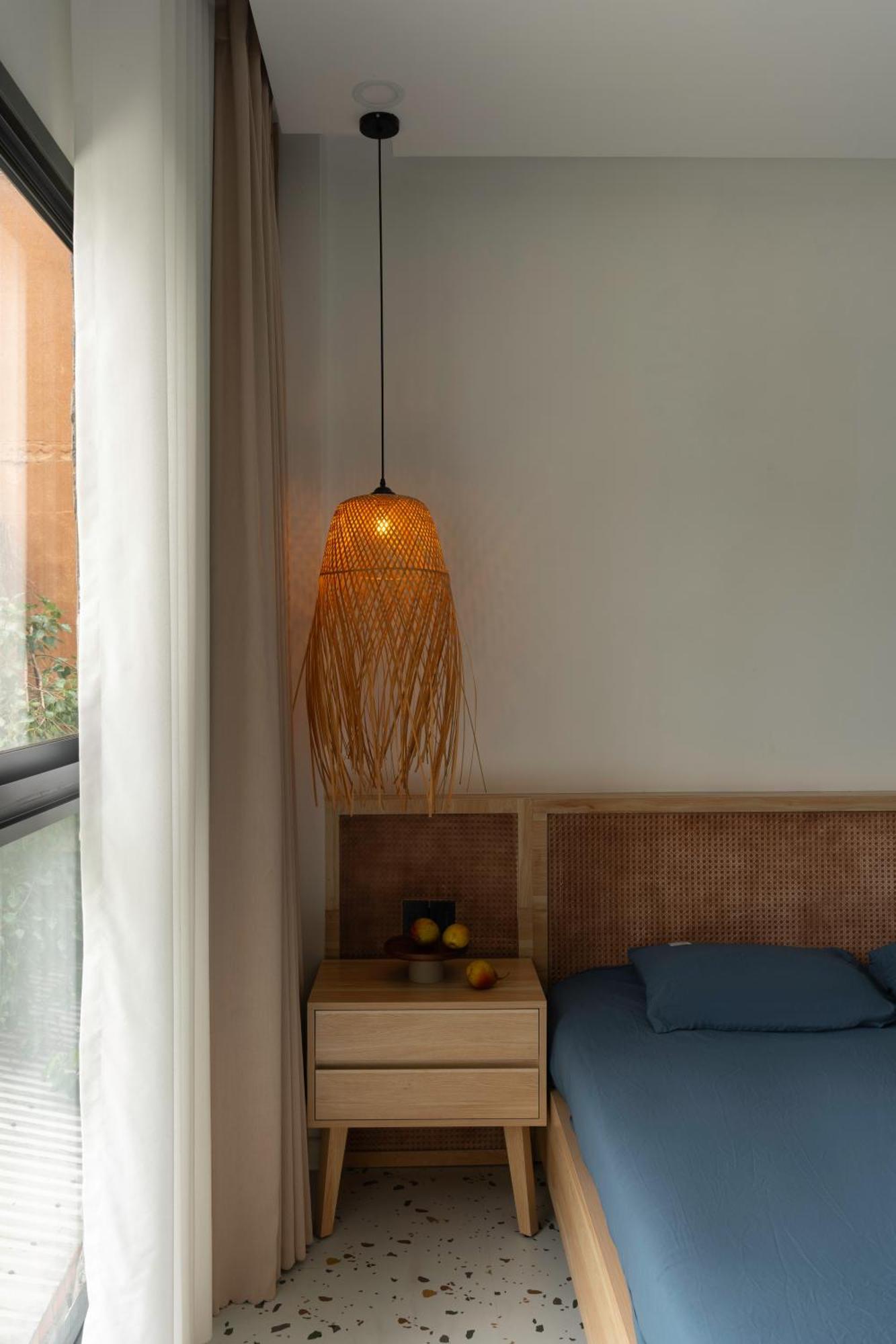 Zeus Living - *